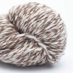 Nomadnoos So Soft Yak and Sartuul 3-ply fingering filé à la main closer than you might sheep (white/brown)