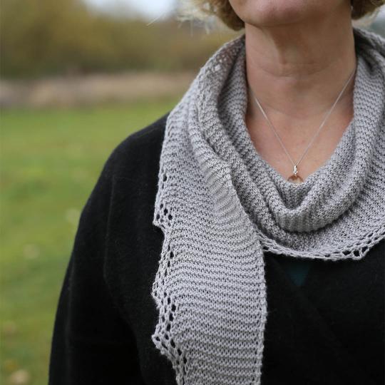 Amano Anleitung „Kerchief Shawl“ mit Amano Apu Imperial deutsch